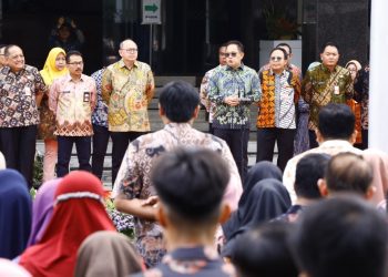 Pj Gubernur Jatim Adhy Karyono dalam apel awal tahun 2025 di halaman kantor Sekretariat Daerah Provinsi Jawa Timur, Surabaya.