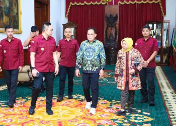 Pj Gubernur Jawa Timur Adhy Karyono saat menerima audiensi Kepala Kantor Imigrasi Surabaya Ramdhani di gedung Negara Grahadi, Surabaya.