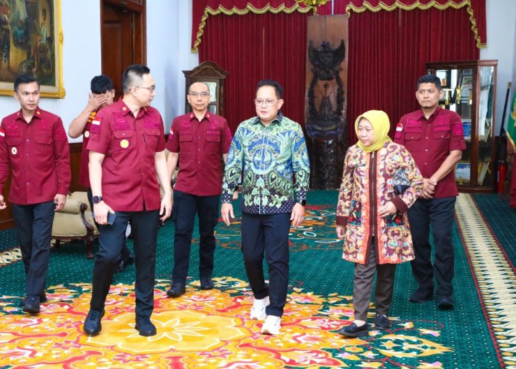 Pj Gubernur Jawa Timur Adhy Karyono saat menerima audiensi Kepala Kantor Imigrasi Surabaya Ramdhani di gedung Negara Grahadi, Surabaya.