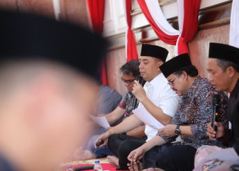 Wali Kota Surabaya Eri Cahyadi dalam istigosah dan doa bersama di lobby lantai 2 Balai Kota Surabaya.