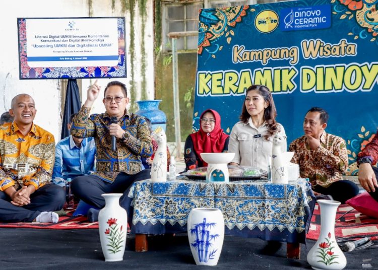 Pj Gubernur Jatim Adhy Karyono saat di Kampung Wisata Keramik Dinoyo, Kota Malang.