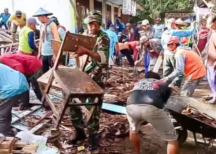 Pembersihan puing-puing reruntuhan SDN Pejok 1 Kecamatan Kepohbaru, Bojonegoro.