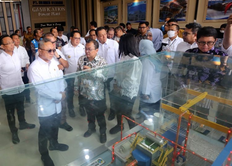 Menteri Koordinator Bidang Pangan Zulkifli Hasan saat melihat maket pengelolaan sampah menjadi listrik di TPA Benowo, Surabaya