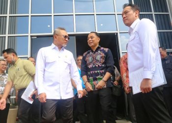 Wali Kota Surabaya Eri Cahyadi saat mendampingi Menko Pangan Zulkifli Hasan meninjau pengelolaan sampah menjadi listrik di TPA Benowo.