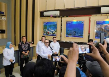 Pj Gubernur Jawa Timur Adhy Karyono saat mendampingi Menteri Koordinator Bidang Pangan Zulkifli Hasan di PSEL Benowo.