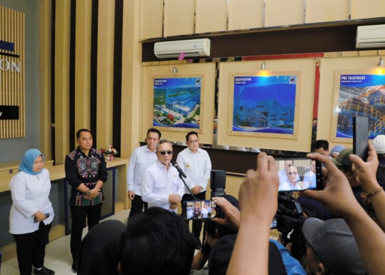 Pj Gubernur Jawa Timur Adhy Karyono saat mendampingi Menteri Koordinator Bidang Pangan Zulkifli Hasan di PSEL Benowo.