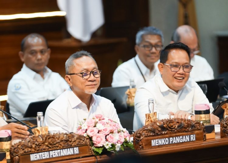 Pj Gubernur Jawa Timur Adhy Karyono bersama Menko Pangan Zulkifli Hasan dalam rakor di gedung Negara Grahadi Surabaya.