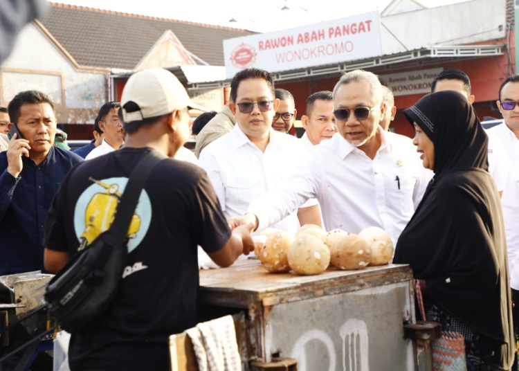Pj Gubernur Jawa Timur Adhy Karyono bersama Menteri Koordinator Bidang Pangan Zulkifli Hasan dan Menteri PerdaganganBudi Santoso saat meninjau Pasar Wisata Juanda Sedati Sidoarjo.