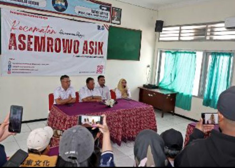 Konferensi pers di kantor Kecamatan Asemrowo Surabaya terkait video viral yang beredar di media sosial.