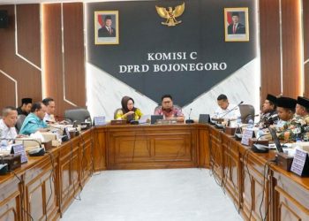 Suasana audiensi Forum Guru Sertifikasi Nasional indonesia (FGSNI) Bojonegoro di Komisi C DPRD Bojonegoro.