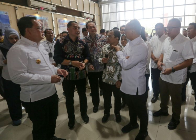 Wali Kota Surabaya Eri Cahyadi dan Pj Gubernur Jatim Adhy Karyono saat mendampingi Menko Pangan Zulkifli Hasan meninjau pengelolaan sampah menjadi listrik di TPA Benowo.