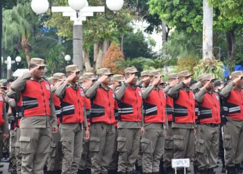 Foto ilustrasi, personel Satpol PP Surabaya sedang melaksanakan apel di halaman Balai Kota Surabaya.