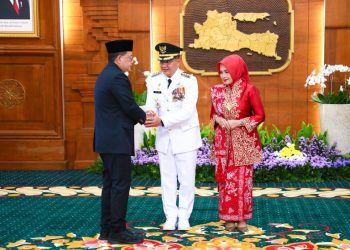 Pj Gubernur Jawa Timur Adhy Karyono memberikan ucapan selamat usai melantik Aries Agung Paewai sebagai Pj Wali Kota Batu di Gedung Negara Grahadi Surabaya.