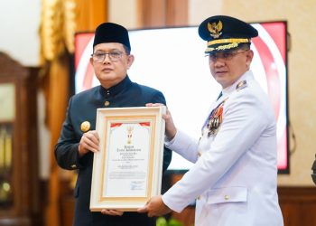 Pj Wali Kota Batu Aries Agung Paewai bersama Pj Gubernur Jatim Adhy Karyono