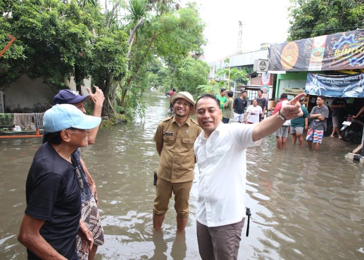 Wali Kota Surabaya Eri Cahyadi saat meninjau salah satu lokasi banjir.
