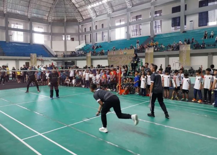 Kejuaraan bulutangkis Kajari Bojonegoro Cup 2025  yang digelar di GOR Utama Bojonegoro di Desa Ngumpakdalem, Kecamatan Dander. 