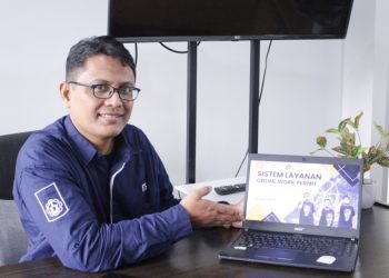 Anggota tim Keep Safety ITS Nur Hasan memaparkan tentang inovasi teknologi digital berupa Sistem Layanan Online Work Permit.
