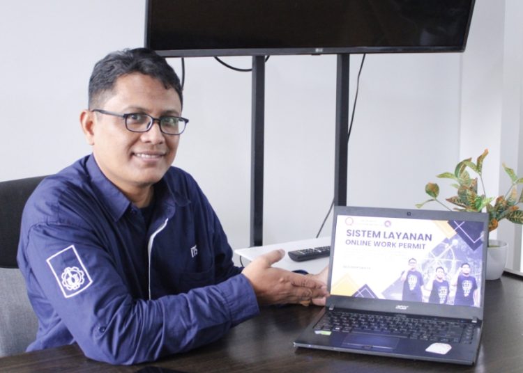 Anggota tim Keep Safety ITS Nur Hasan memaparkan tentang inovasi teknologi digital berupa Sistem Layanan Online Work Permit.