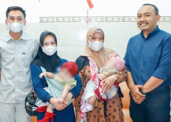 Bayi kembar siam  Azizah Syafa dan Azzahra Syafa berusia 8 bulan, sebelum dibawa pulang dari RSUD dr Soetomo ke Ngawi