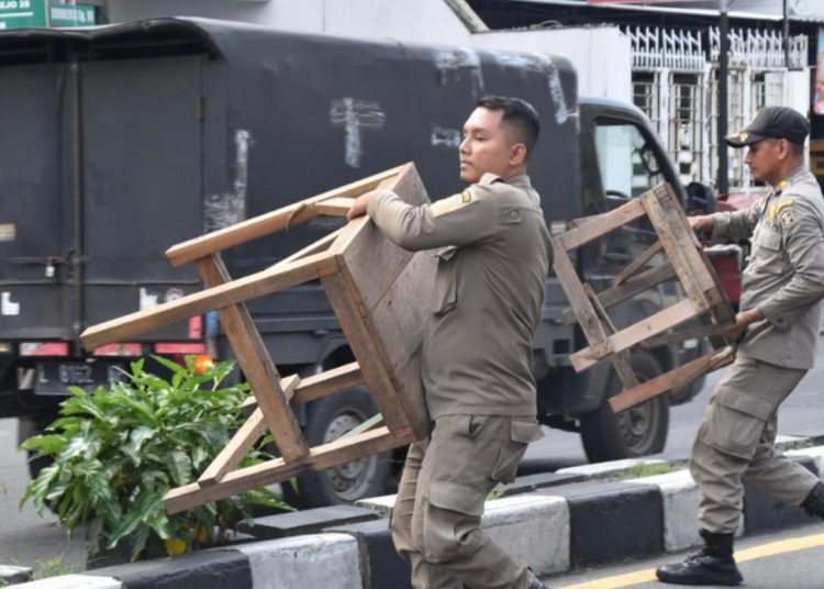 Personel Satpol PP Surabaya melakukan penertiban PKL di sepanjang Jalan Kenjeran hingga Jalan Ngaglik.