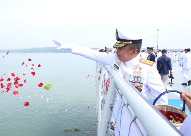 Tabur bunga dari KRI Surabaya-591 yang berlayar di Selat Madura sebagai peringatan Hari Dharma Samudra.
