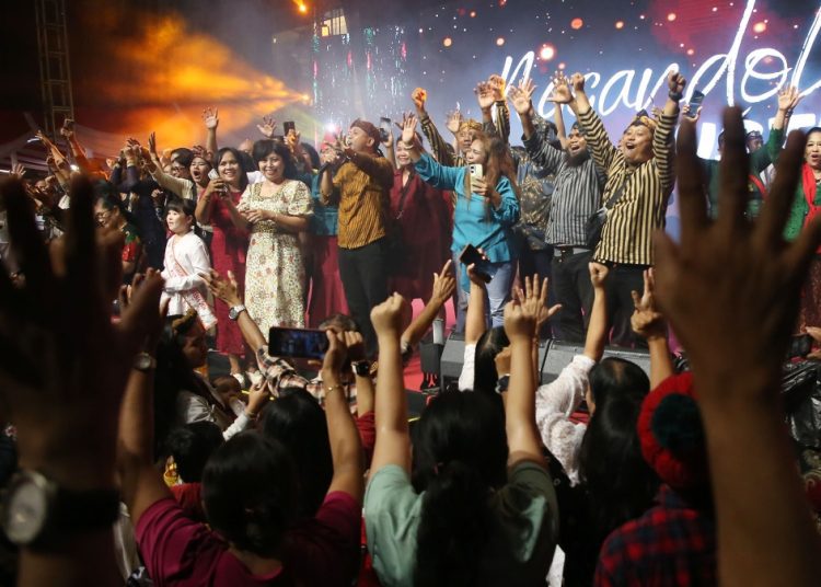 Perayaan Natal yang digelar oleh Pemkot Surabaya di halaman Balai Kota.