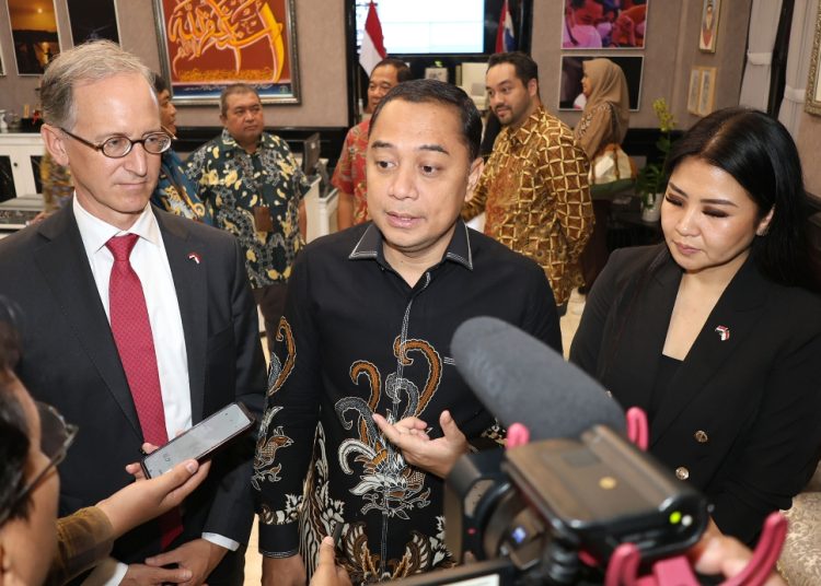 Duta Besar Belanda untuk Indonesia, Marc Gerritsen bersama Wali Kota Surabaya Eri Cahyadi.
