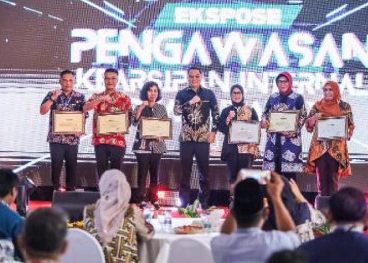 Foto bersama para kepala OPD yang menerima penghargaan atas prestasi instansinya meriah predikat memuaskan pada Expose Hasil Pengawasan Kearsipan Internal 2024.