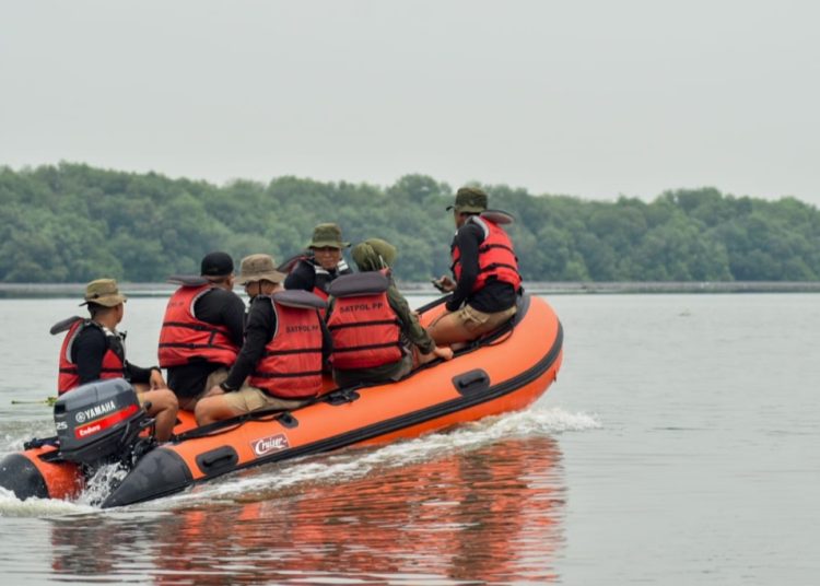 Satpol PP Surabaya melakukan patroli di kawasan pesisir untuk mengantisipasi pemasangan pagar laut.