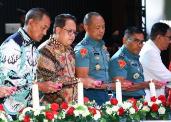 Pj Gubernur Jatim Adhy Karyono dalam perayaan Natal di Gereja Mawar Sharon Tegalsari, Surabaya.