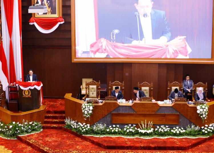 Rapat paripurna di DPRD Jatim dengan agenda penyampaian nota penjelasan terkait perubahan nomenklatur dua BUMD oleh Pj Gubernur Jatim Adhy Karyono.