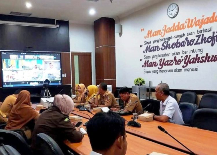 Tim Pemkab Bojonegoro mengikuti sosialisasi program Pemeriksaan Kesehatan Gratis secara daring di Sinergy Room gedung Pemkab Bojonegoro.