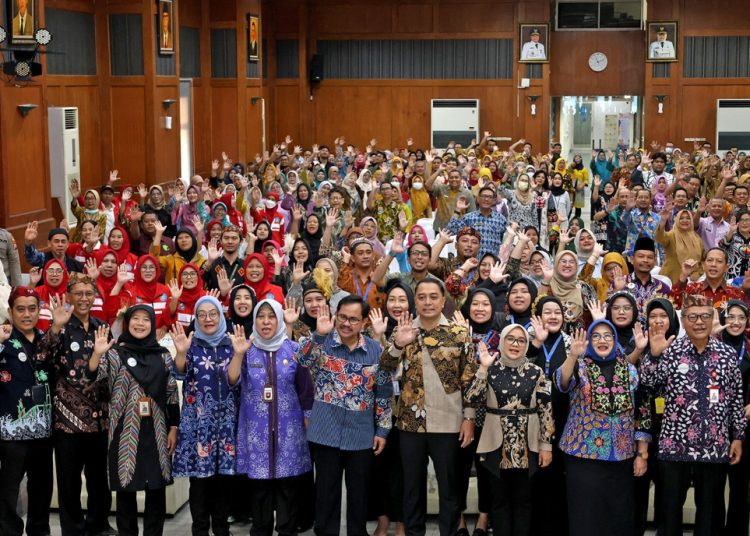 Foto bersama dalam kegiatan optimalisasi komunikasi, informasi, dan edukasi videografi Orkestra Cinta Merdeka TB di Graha Sawunggaling.