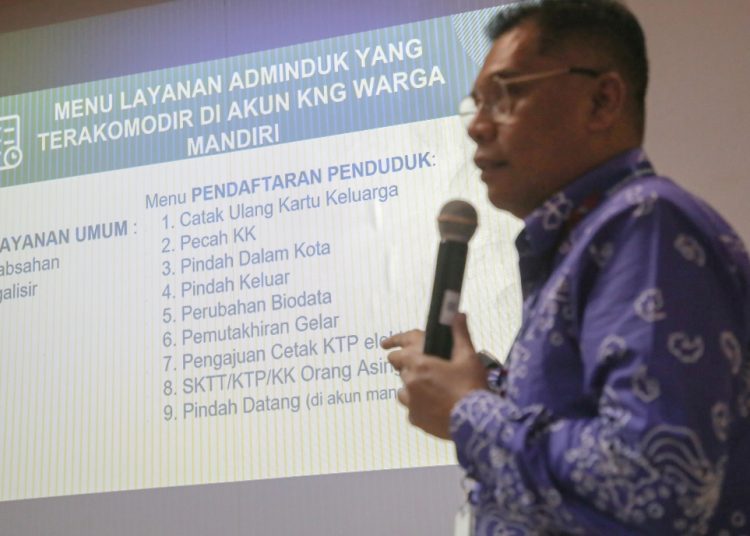 Kepala Dispendukcapil Kota Surabaya Eddy Christijanto