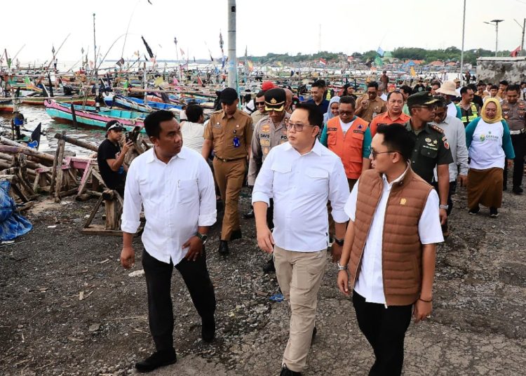 Pj Gubernur Jatim Adhy Karyono saat meninjau kawasan terdampak puting beliung di Kecamatan Lekok Geger, Kabupaten Pasuruan.
