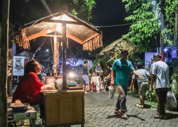 Begitu memasuki kawasan Kampung Legenda, pengunjung dapat menjumpai UMKM yang menyajikan makanan dan minuman.