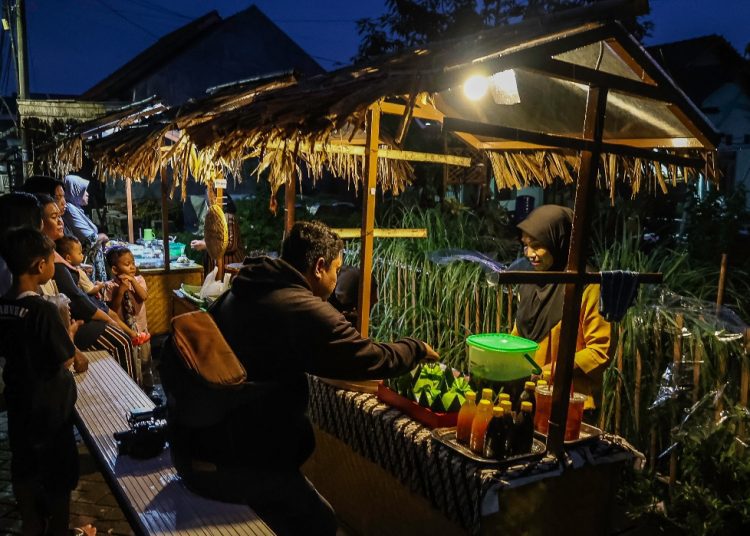 Beberapa tenant UMKM dengan sajian kuliner semakin melengkapi wisata Kampung Legenda Surabaya.