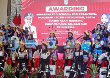 Awarding eco school, eco pesantren, pangeran-putri lingkungan, serta lomba asah terampil untuk jenjang PAUD, SD, dan SMP se-Kota Pahlawan di Convention Hall Surabaya.