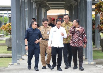 Pj Bupati Bojonegoro Adriyanto saat mendampingi kunjungan Menteri Lingkungan Hidup RI Hanif Faisol Nurofiq ke Kabupaten Bojonegoro.