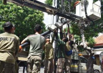 Penertiban jaringan utilitas yang dilakukan Satpol PP Surabaya.