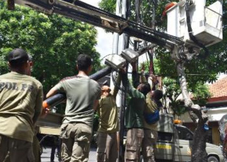 Penertiban jaringan utilitas yang dilakukan Satpol PP Surabaya.