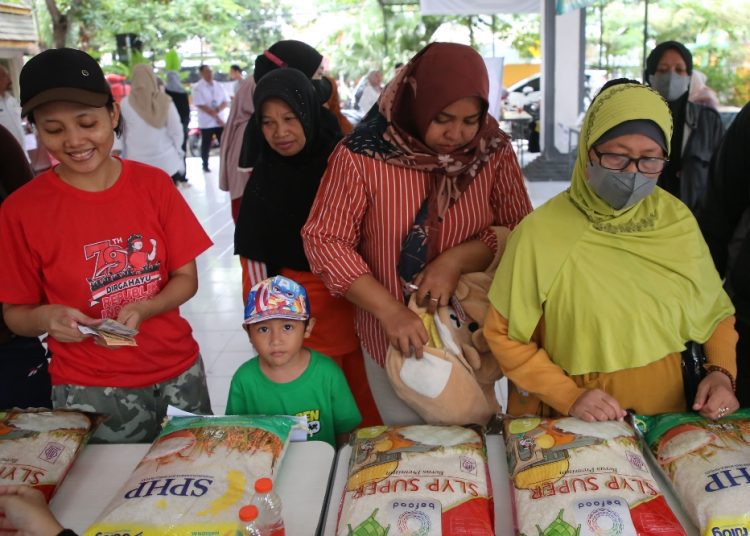 Gerakan Pangan Murah di halaman kantor Kelurahan Wonorejo, Kecamatan Rungkut, Surabaya.
