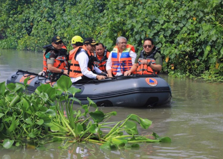 Pj Gubernur Jawa Timur Adhy Karyono melakukan susur sungai dan meninjau pembersihan eceng gondok, tanaman liar, sampah, dan material lain di Sungai Kedungpeluk, Kecamatan Candi, Sidoarjo.