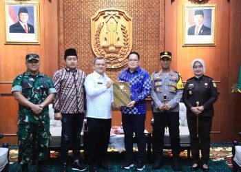 Penyerahan SK perpanjangan masa jabatan Pj bupati Sampang di gedung Negara Grahadi.