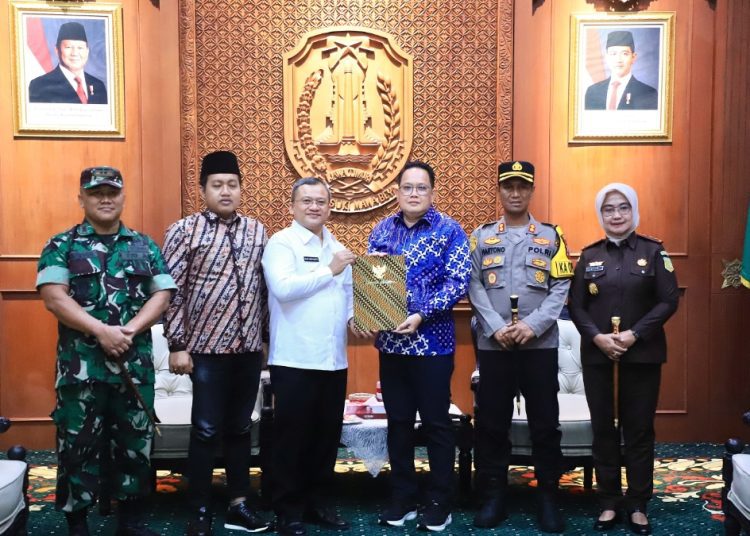 Penyerahan SK perpanjangan masa jabatan Pj bupati Sampang di gedung Negara Grahadi.