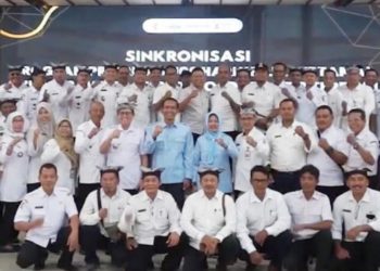 Foto bersama di sela kegiatan pemaparan program 100 hari kerja Bupati dan Wakil Bupati Bojonegoro terpilih, Setyo Wahono dan Nurul Azizah.