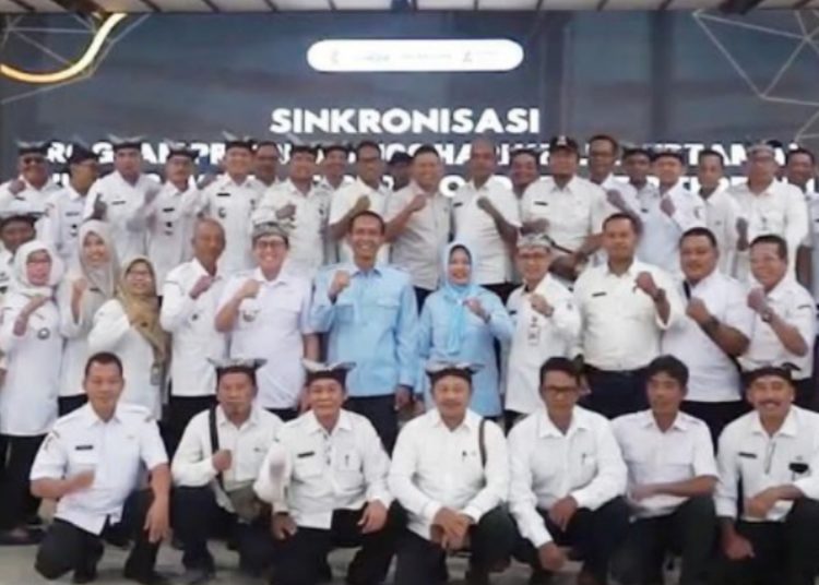 Foto bersama di sela kegiatan pemaparan program 100 hari kerja Bupati dan Wakil Bupati Bojonegoro terpilih, Setyo Wahono dan Nurul Azizah.