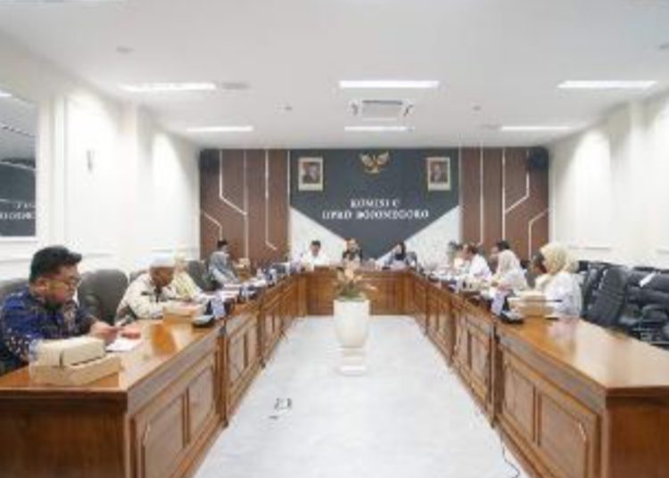 Rapat yang membahas penyempurnaan atas hasil fasilitasi gubernur terkait Rancangan Peraturan Daerah tentang Penyelenggaraan Kearsipan.