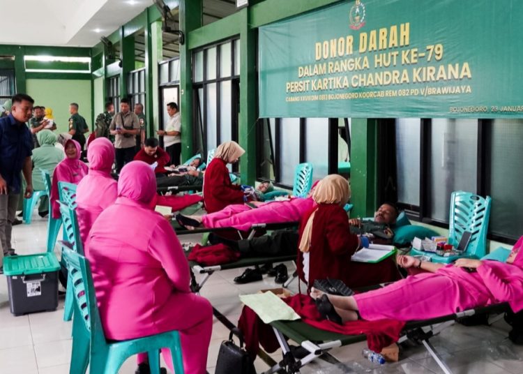 Kegiatan donor darah yang dilaksanakan di gedung Ahmad Yani Kodim Bojonegoro.