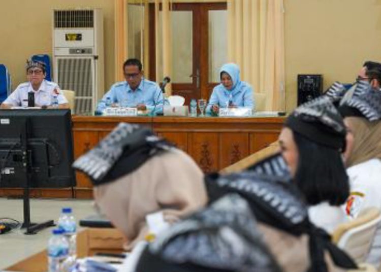 Bupati dan wakil bupati Bojonegoro terpilih, Setyo Wahono-Nurul Azizah saat pemaparan program prioritas 100 hari kerja.